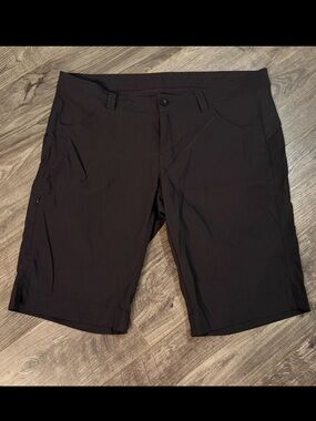 MEC shorts women’s black Bermuda style hiking outdoors wear